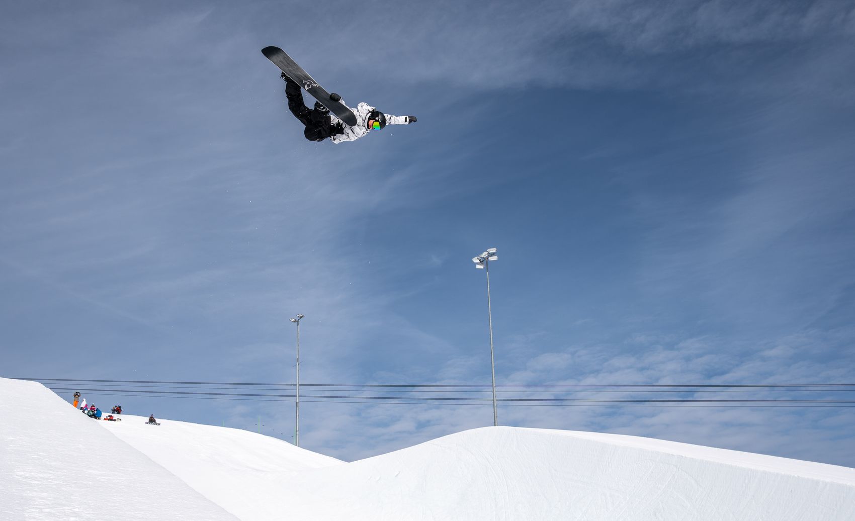 Snowboarder springt in der Halfpipe