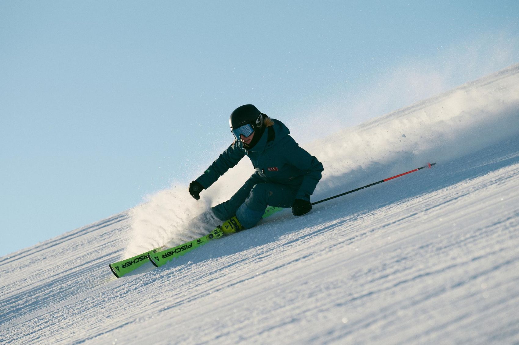 Skifahrerin in einer Kurve