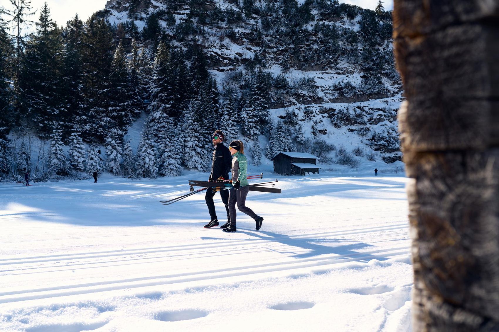 Zwei Langläufler im Schnee