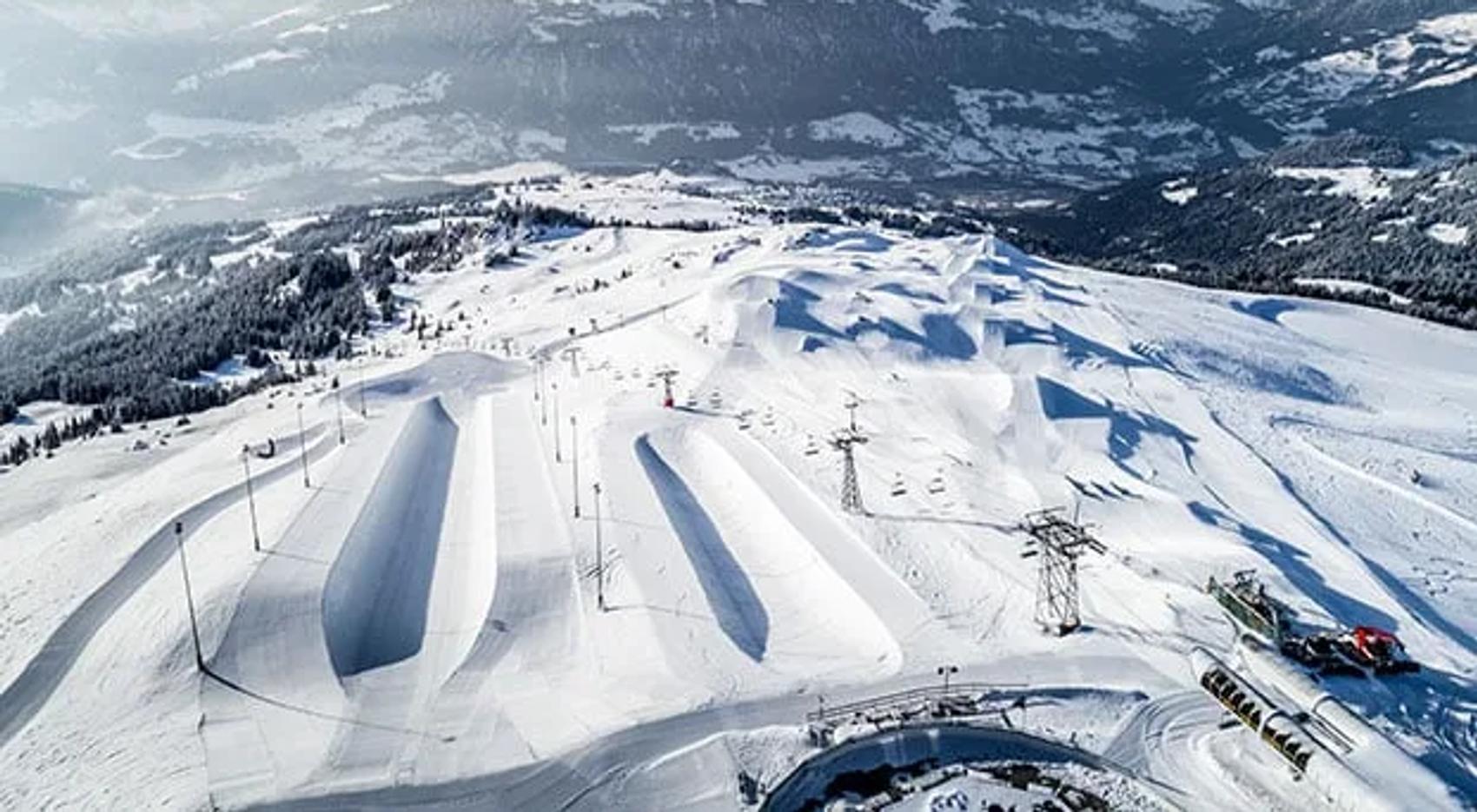 Freerider auf einem Sprung im Tiefschnee