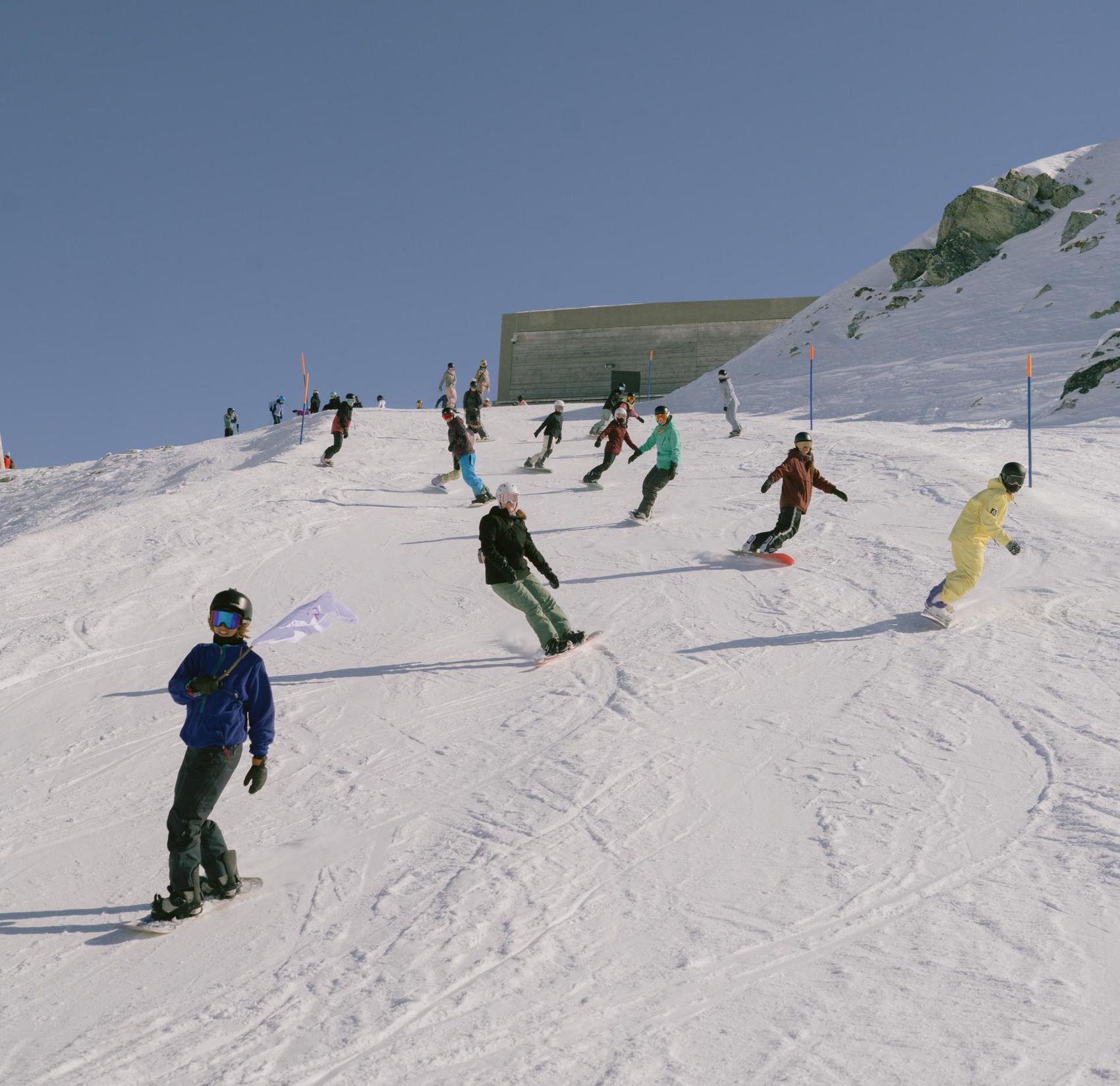 Frauen am Snowboarden