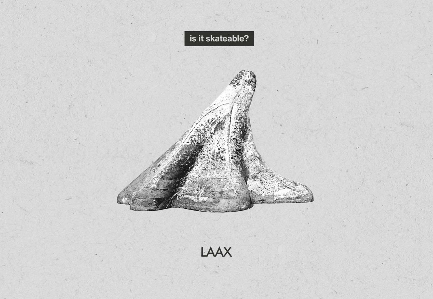 Mann in der Bowl am Skaten