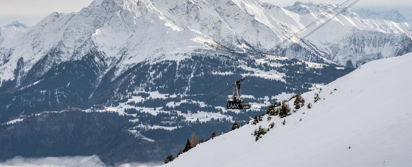 Luftseilbahn fährt den Berg hoch