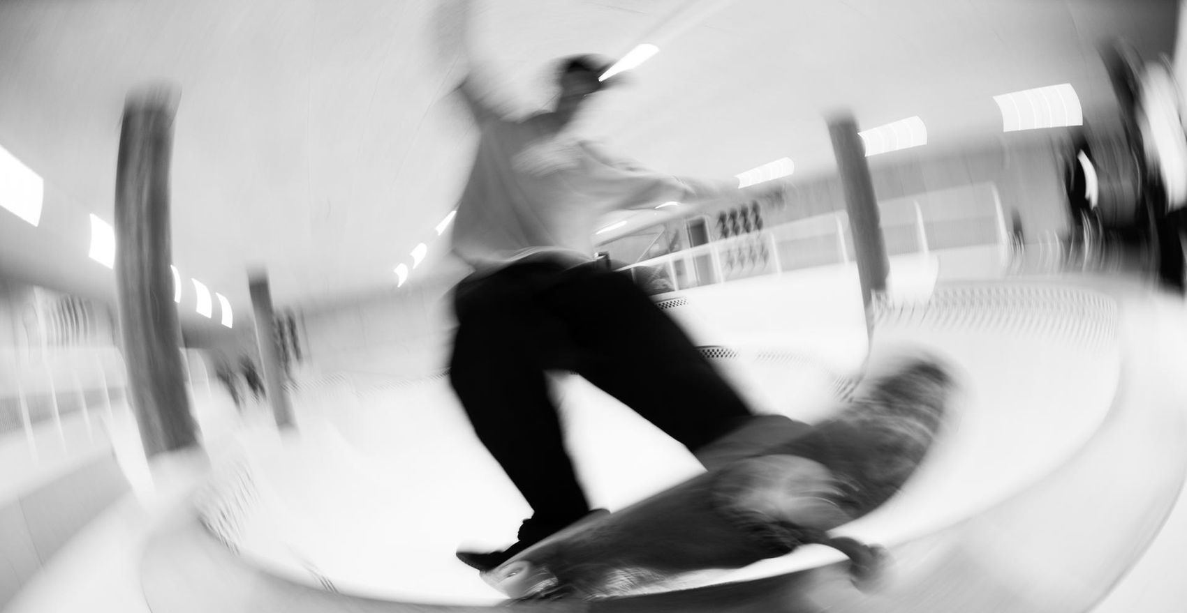 Mann in der Bowl am Skaten