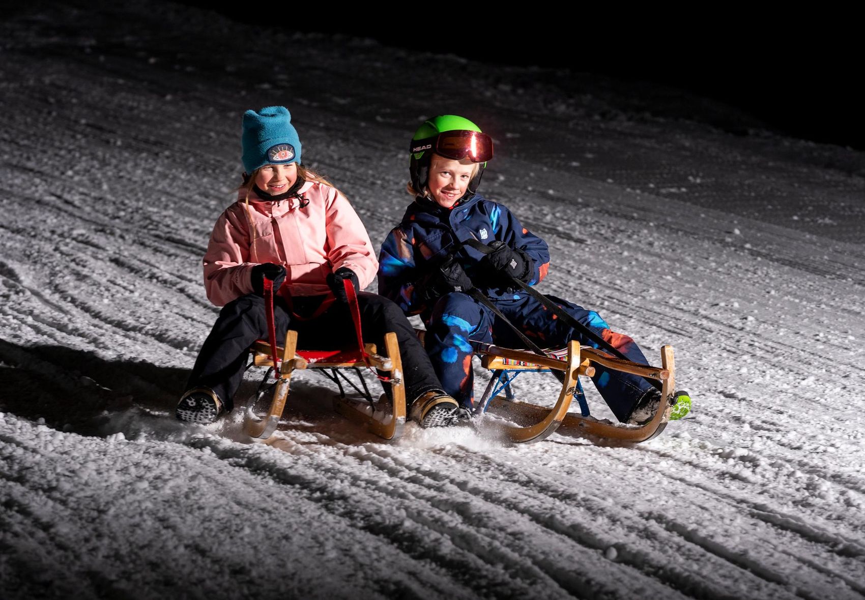 Kinder in der Nacht am Schlitteln