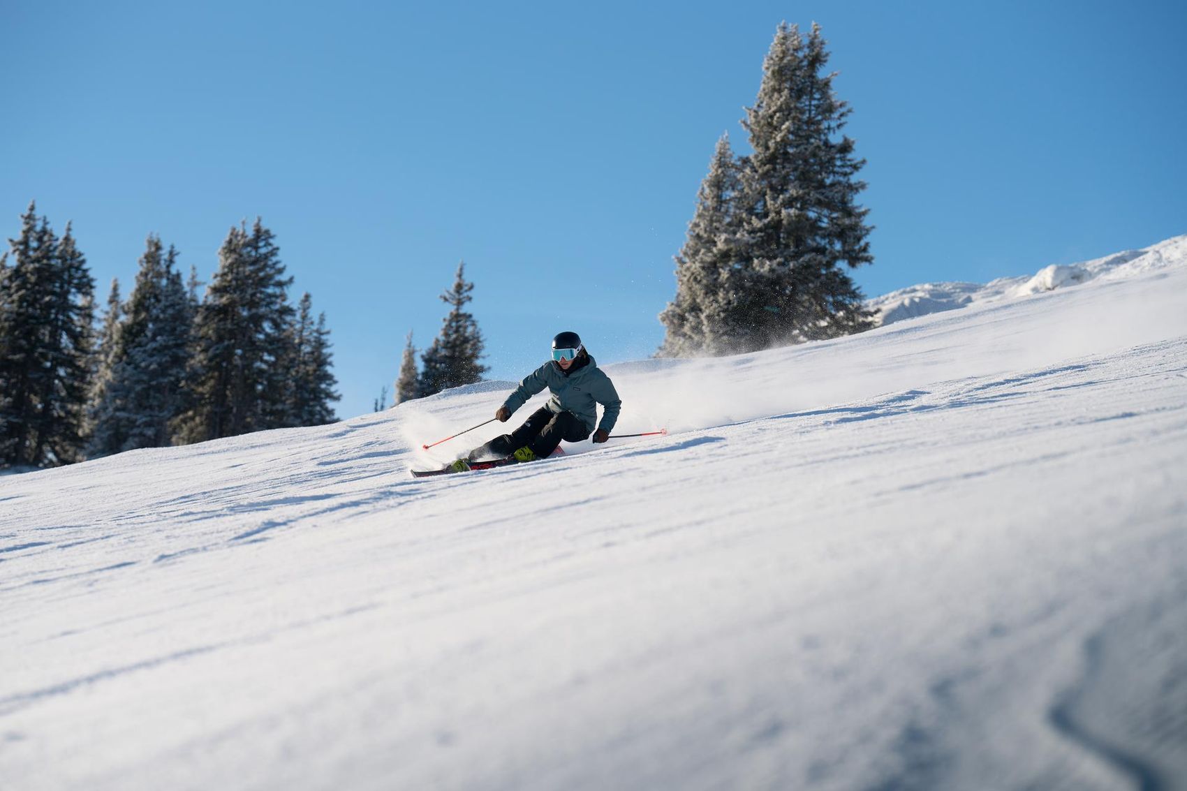 Skifahrerin in einer Kurve