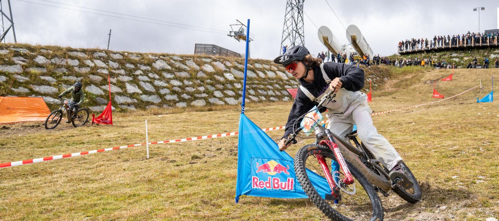 Bikende fahren Halfpipe im Sommer herunter