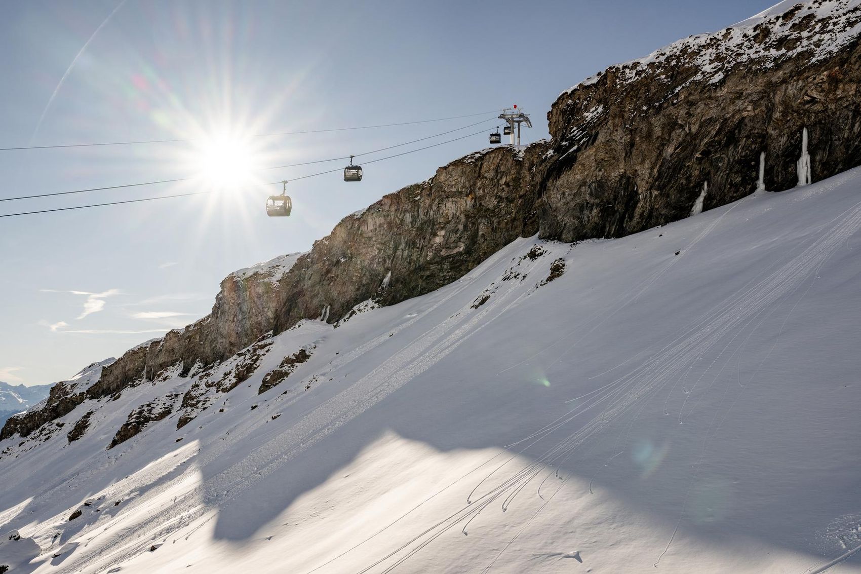 Moving FlemXpress gondola in front of the mountain backdrop