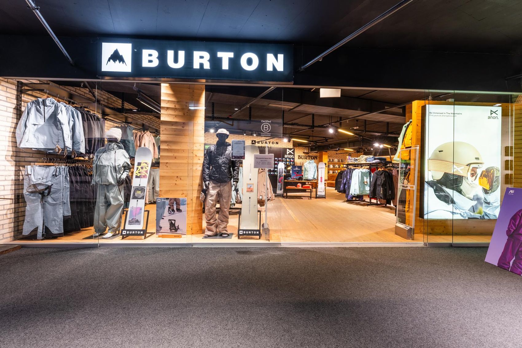 Ausgestellte Kleider des Burton Stores