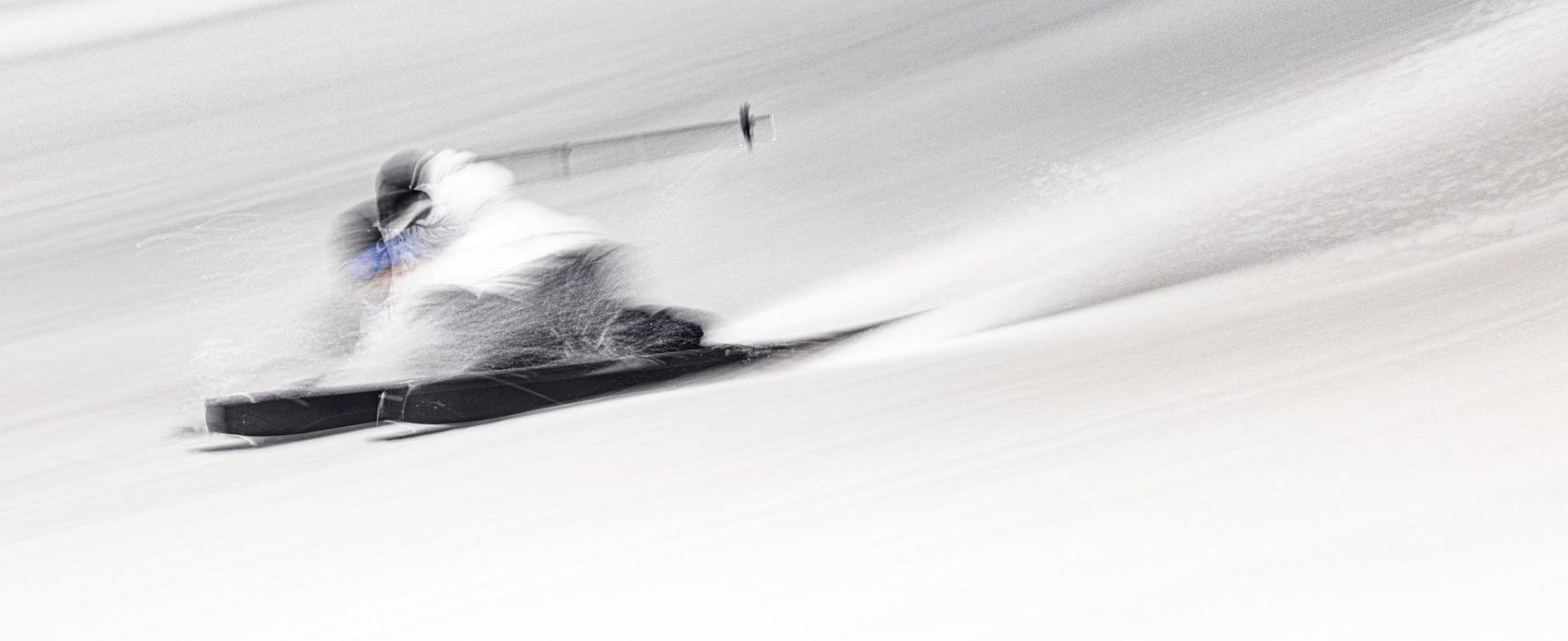 Skifahrer fährt auf der Piste