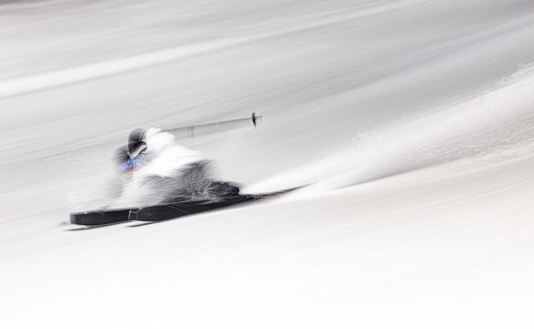 Skieur descend la piste