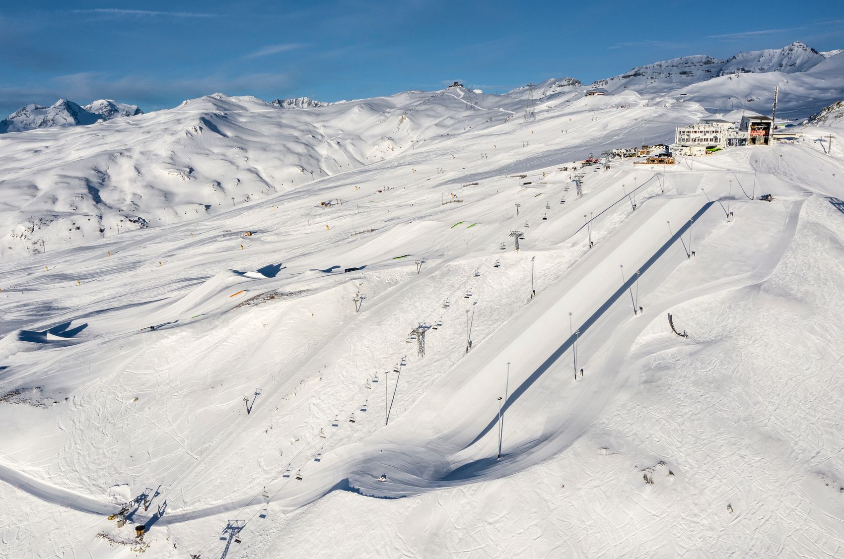 Crap Sogn Gion mit der Halfpipe von der Vogelperspektive aus