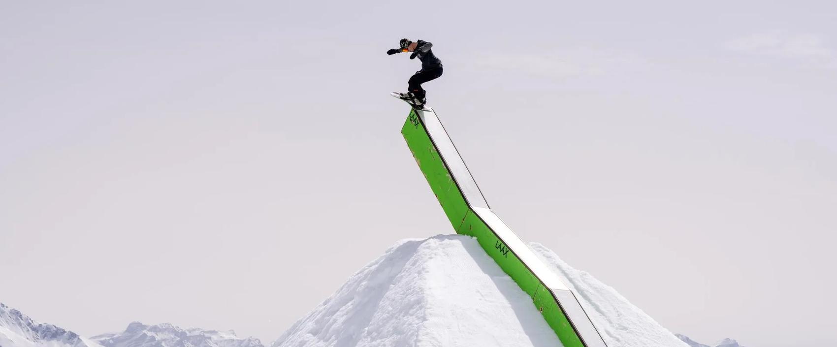 Snowboarder ganz oben auf einem Rail