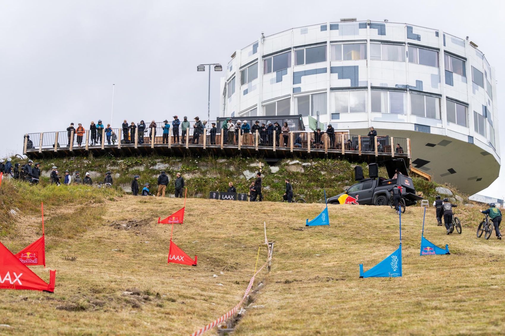 Bike Community sieht dem Dual Slalom zu