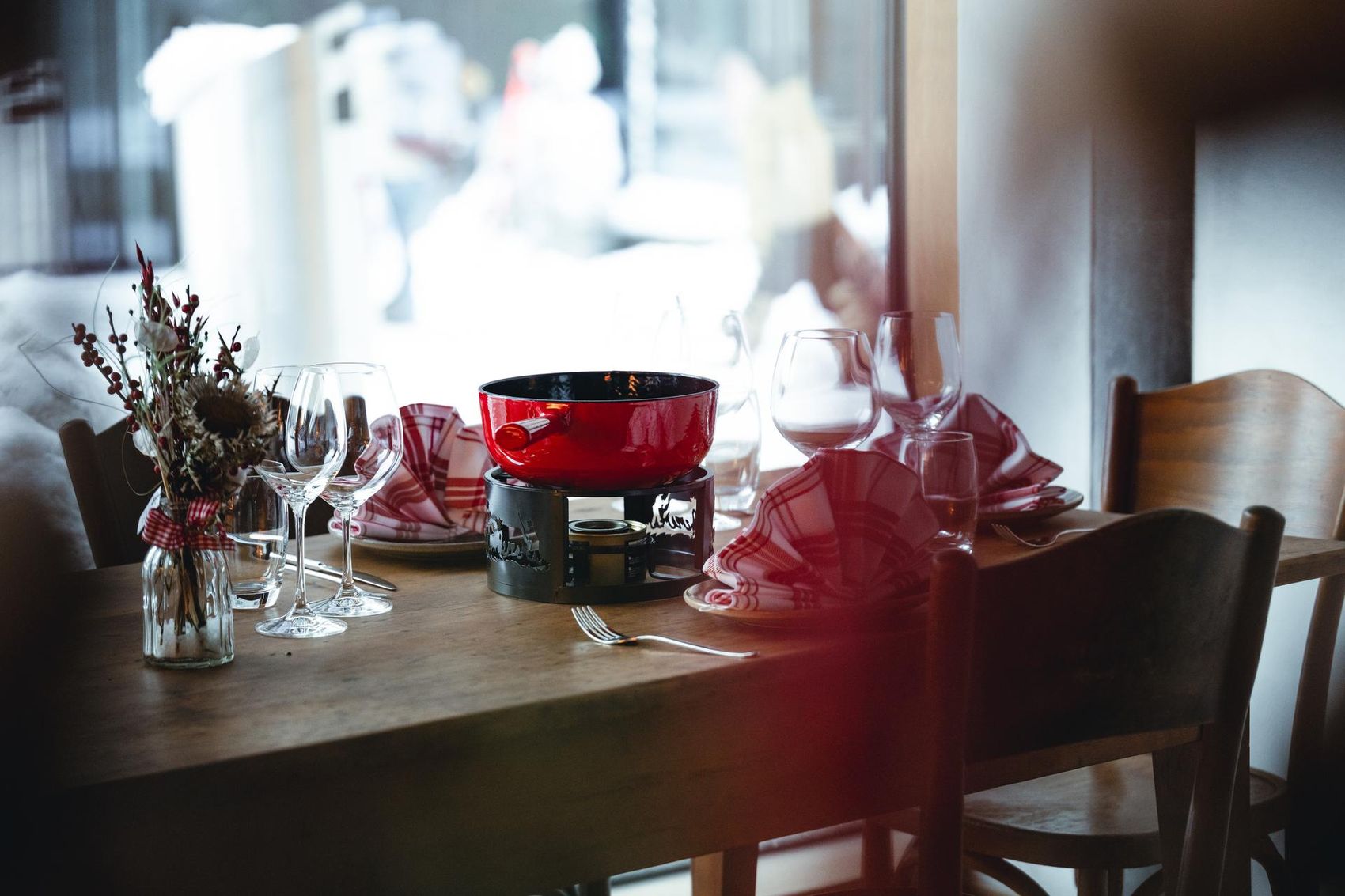 Tisch gedeckt für Fondue