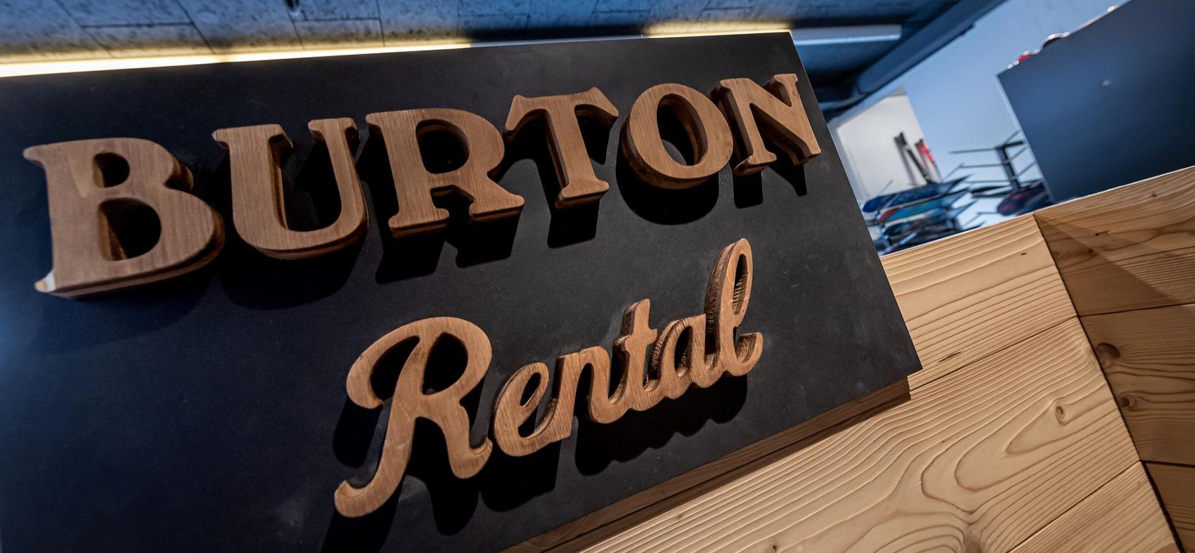 Tafel mit Schriftzug " Burton Rental"