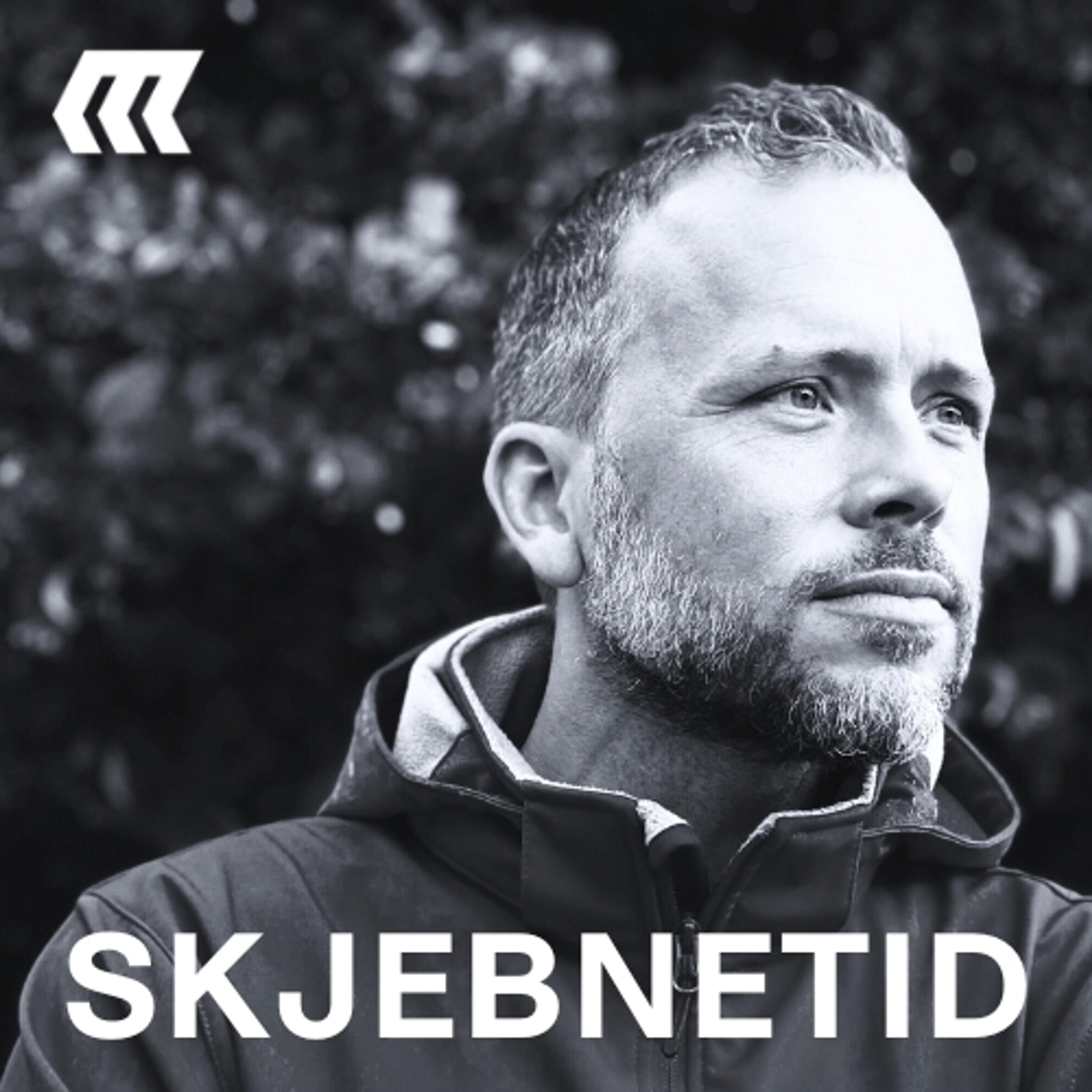 Audun Lysbakken ser ut i verden. Teksten Skjebnetid står oppå ham.