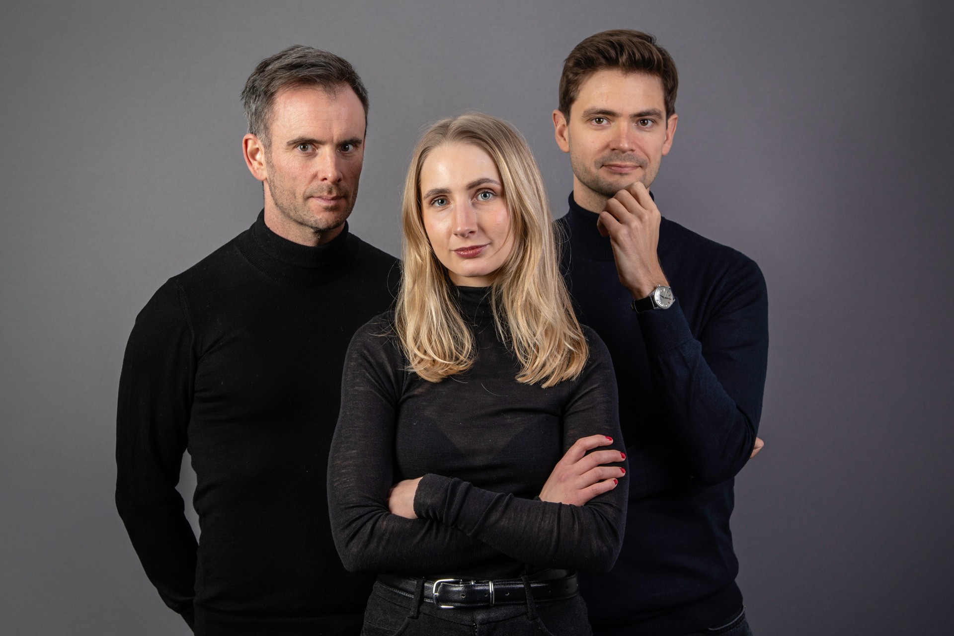 Magnus Marsdal, Kristine Sørheim og Per Søreide Senstad i Redaksjonen. De står samlet og ser inn i kamera kledd i sorte klær med grå bakgrunn.