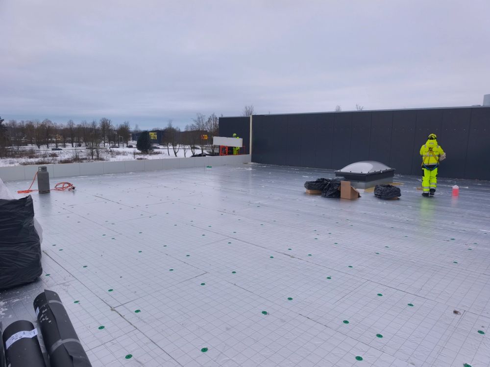 Meriltec meeskond lamekatust paigaldamas