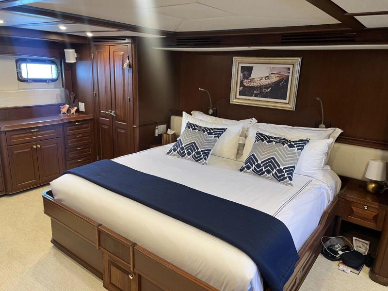 expedition yacht