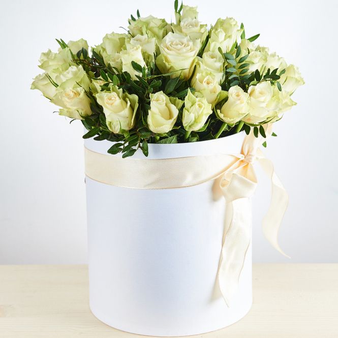 Juliette (white Roses in round box)