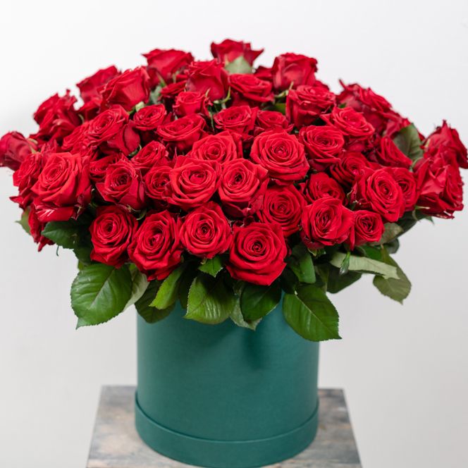 50 Classic Roses in round box