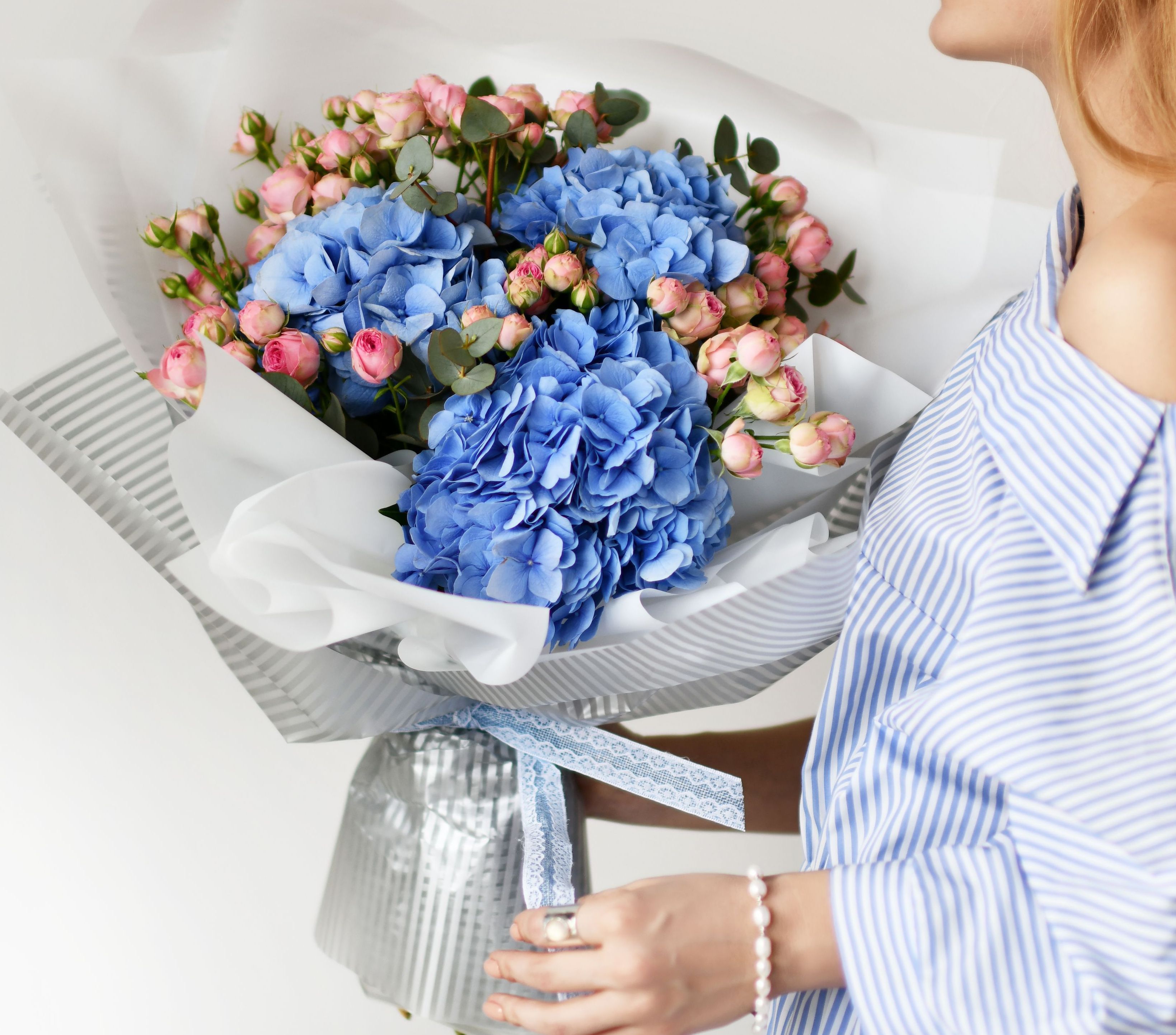 Bouquet of hydrangea and spray rose