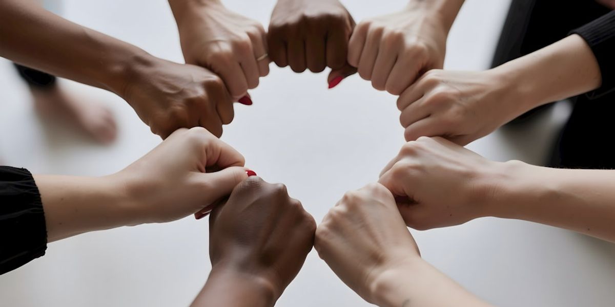un grupo de puños formando un circulo