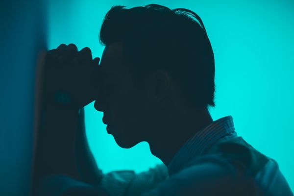 Imagen de persona pasando por un momento doloroso