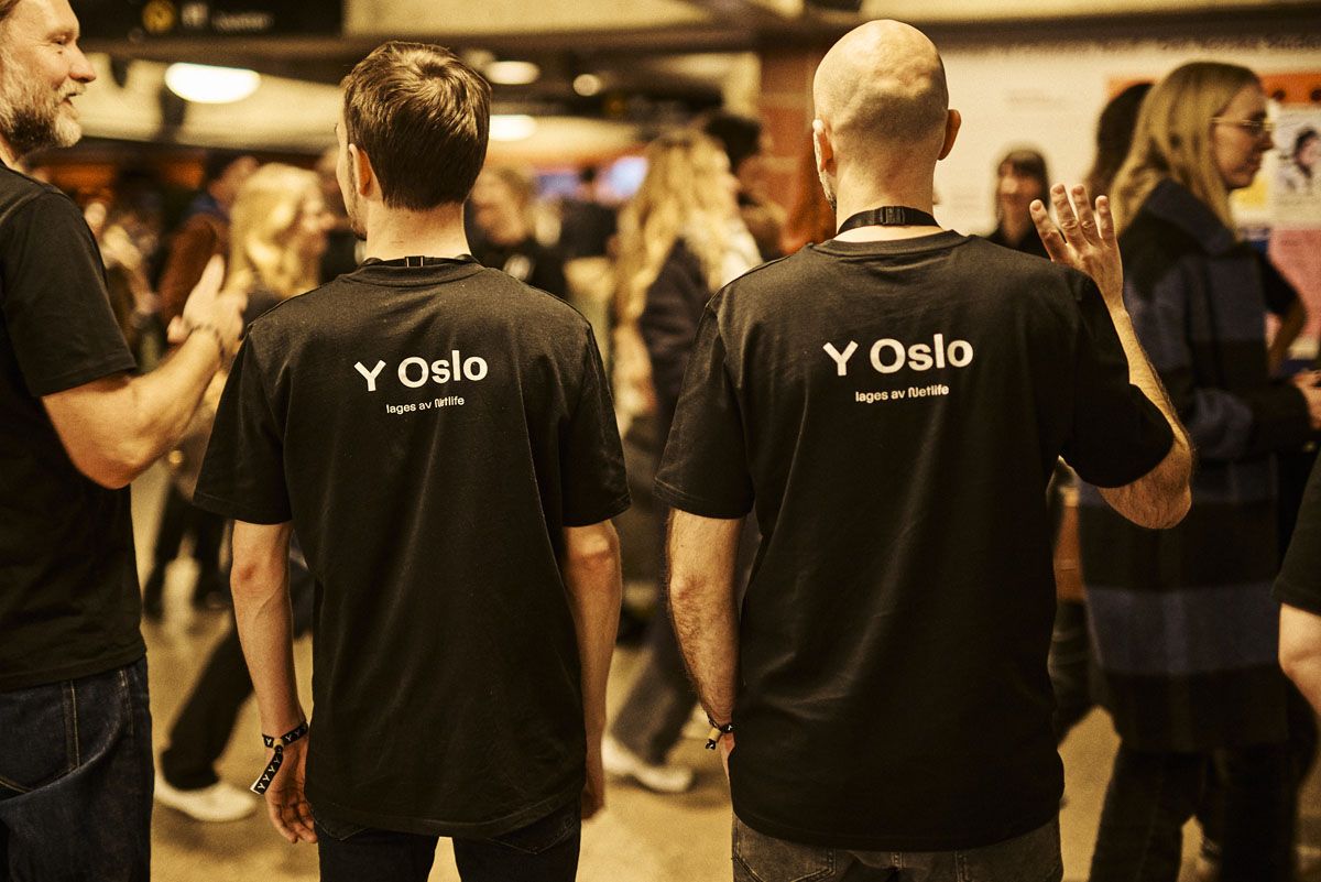 To netlifere vinker hadet til alle deltakere på Y 