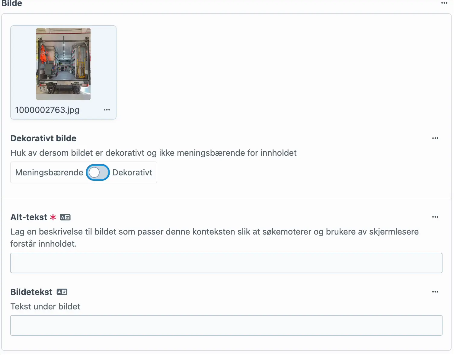 Skjermopptak hvor det påkrevde feltet for alternativ tekst i forfatterverktøyet forsvinner når et bilde markeres som dekorativt