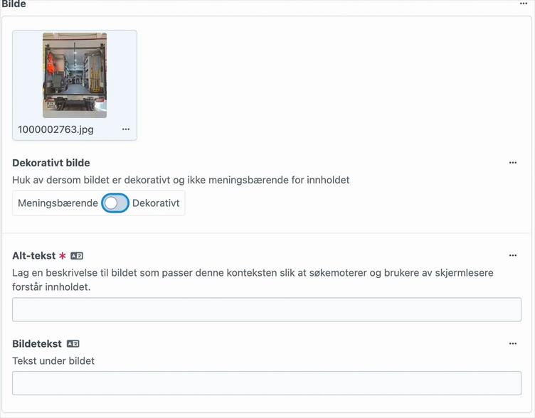 Skjermopptak hvor det påkrevde feltet for alternativ tekst i forfatterverktøyet forsvinner når et bilde markeres som dekorativt