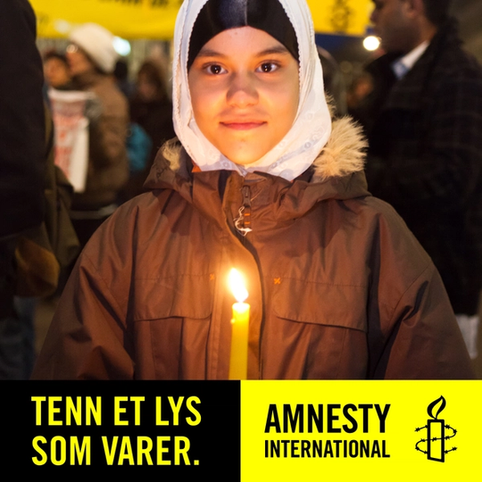 Amnesty plakat av noen med et tent lys