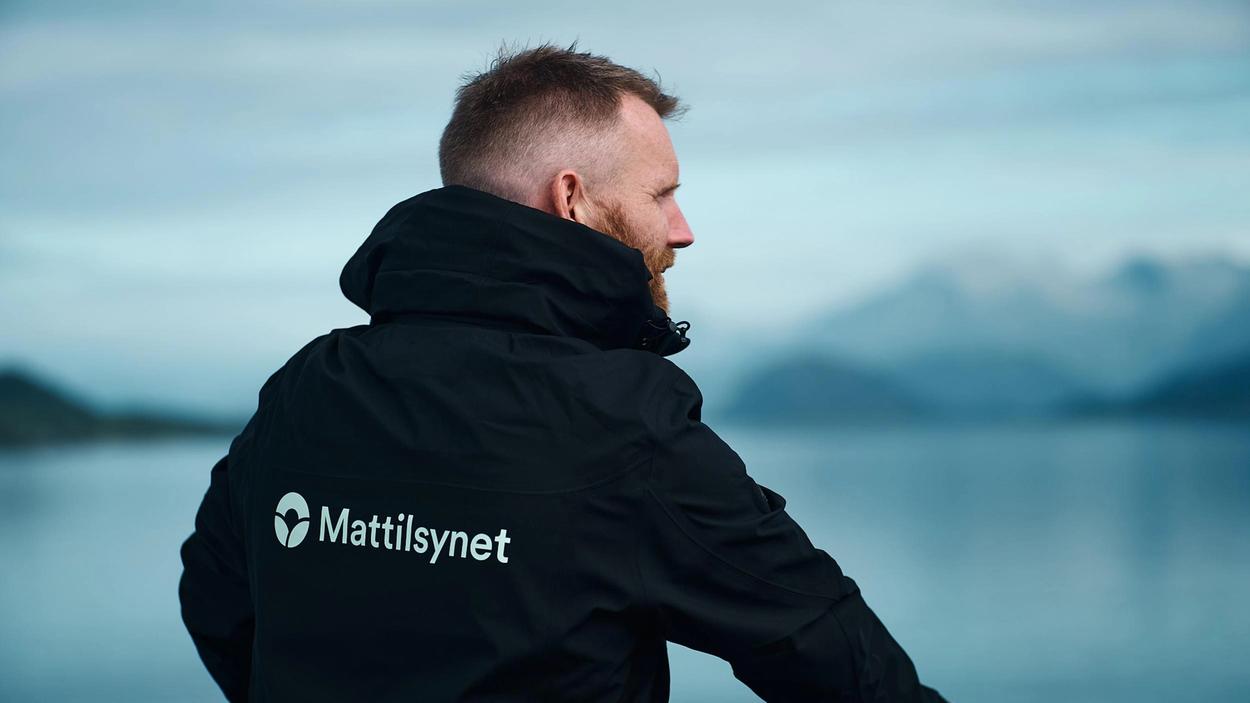 en person i mattilsynets jakke