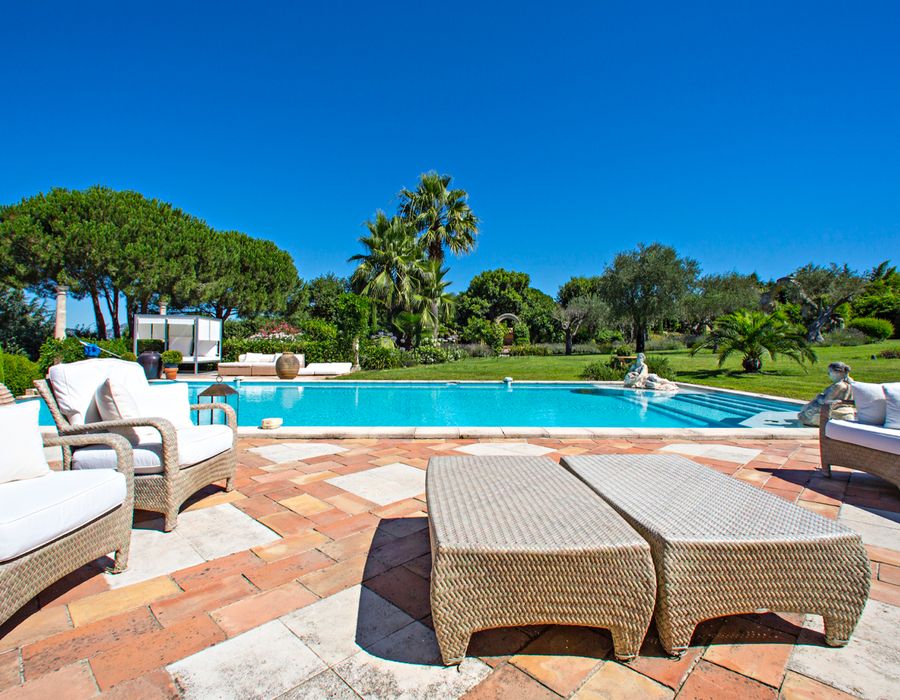 Excellent position and stunning views from Les Carles - Saint Tropez 2