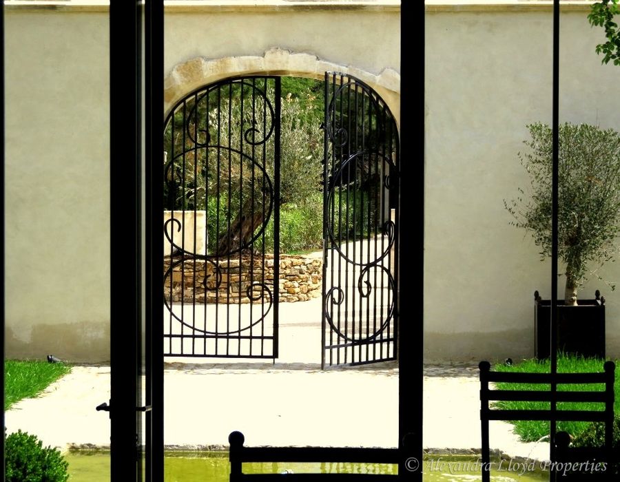 A wonderful bastide in the Luberon, close to the village of Oppede 1