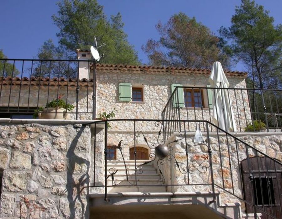 A lovely newly built Néo-Provencal property in Roquefort les Pins 4