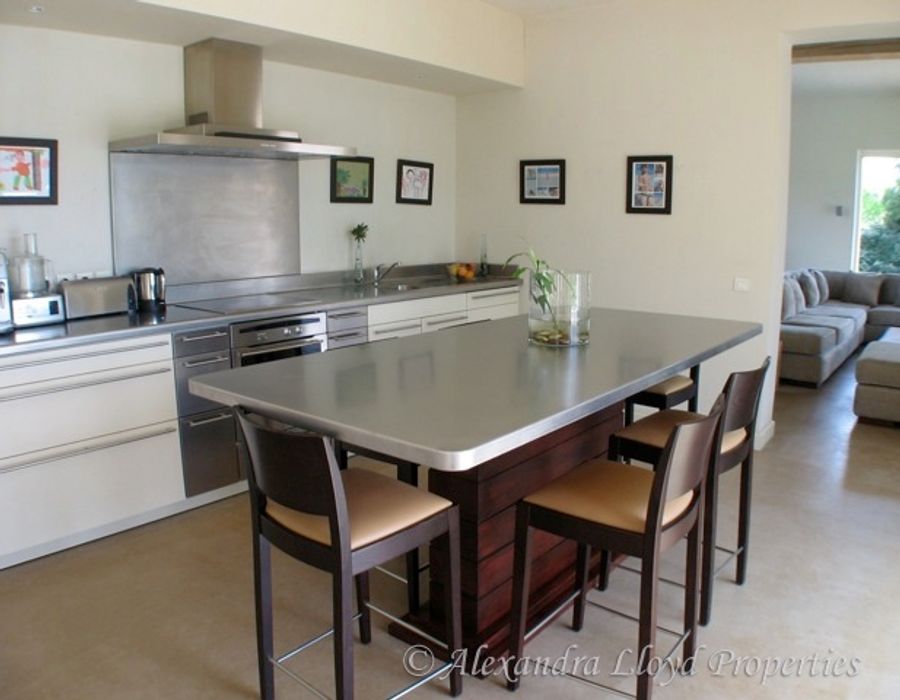 Modern house on Tahiti road at Saint Tropez 4