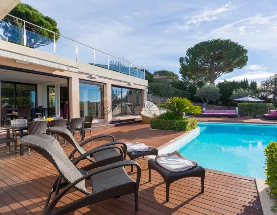 A stunning modern villa located in the Croix des Gardes, Cannes 4