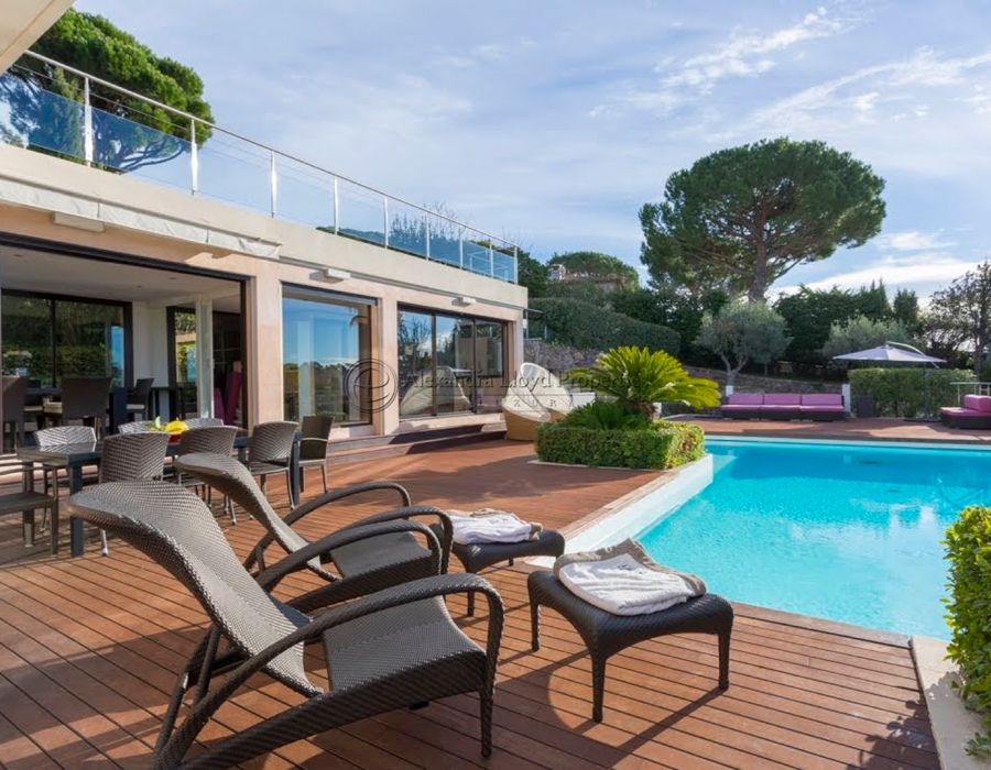 A stunning modern villa located in the Croix des Gardes, Cannes 4