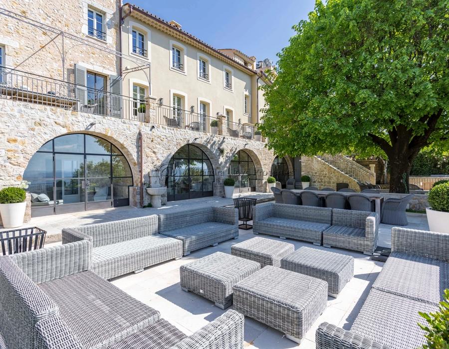 A unique & stunning luxury villa in the heart of Mougins village 3