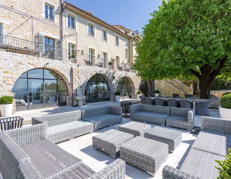A unique & stunning luxury villa in the heart of Mougins village 3