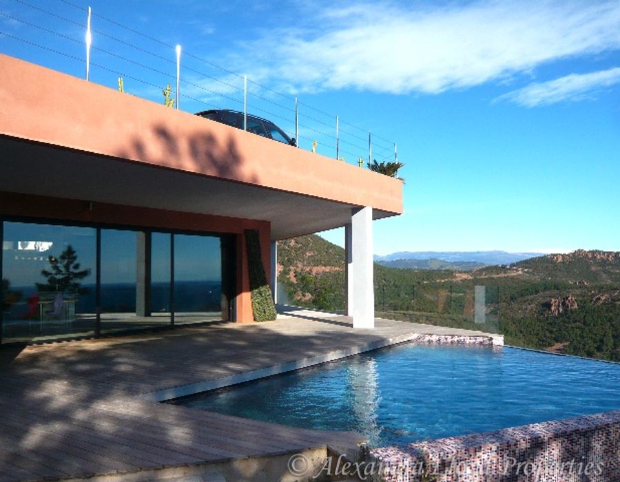 An attractive and contemporary villa located in Theoule sur Mer 3