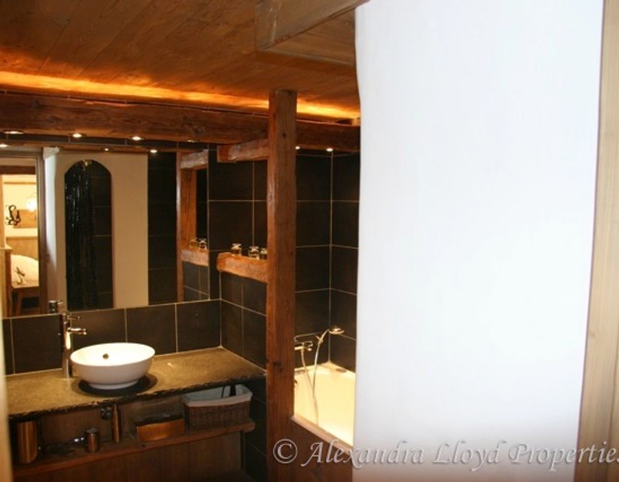 Chalet located in the heart of Val d'Isere 3