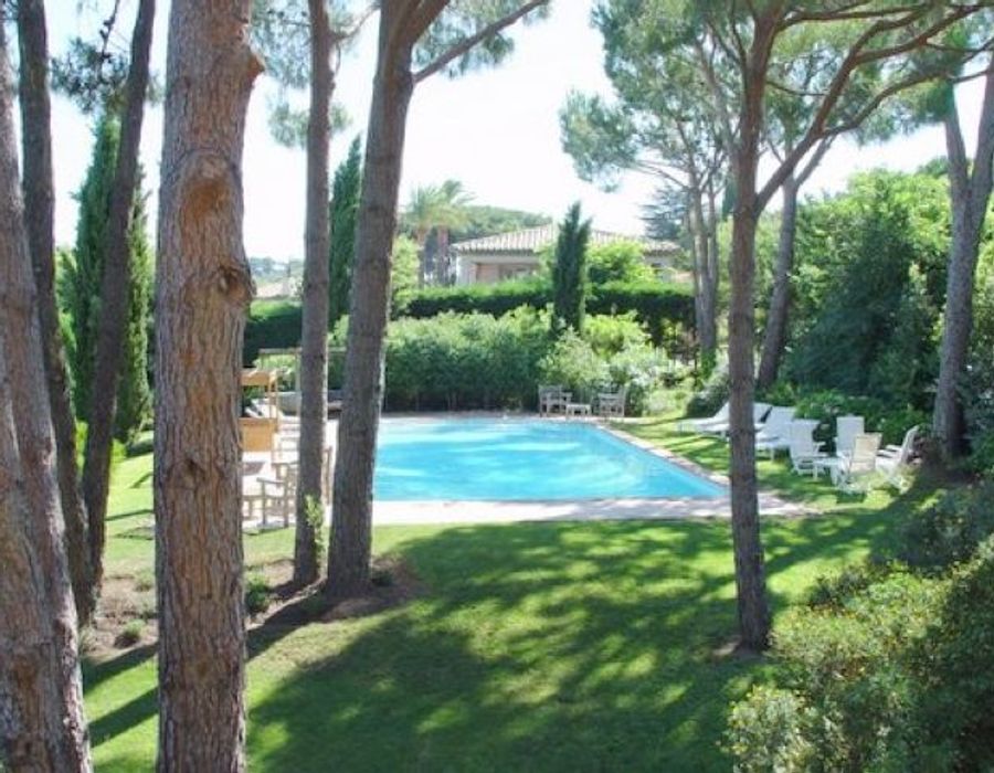 Superb villa situated in a very calm private domain three minutes from 6