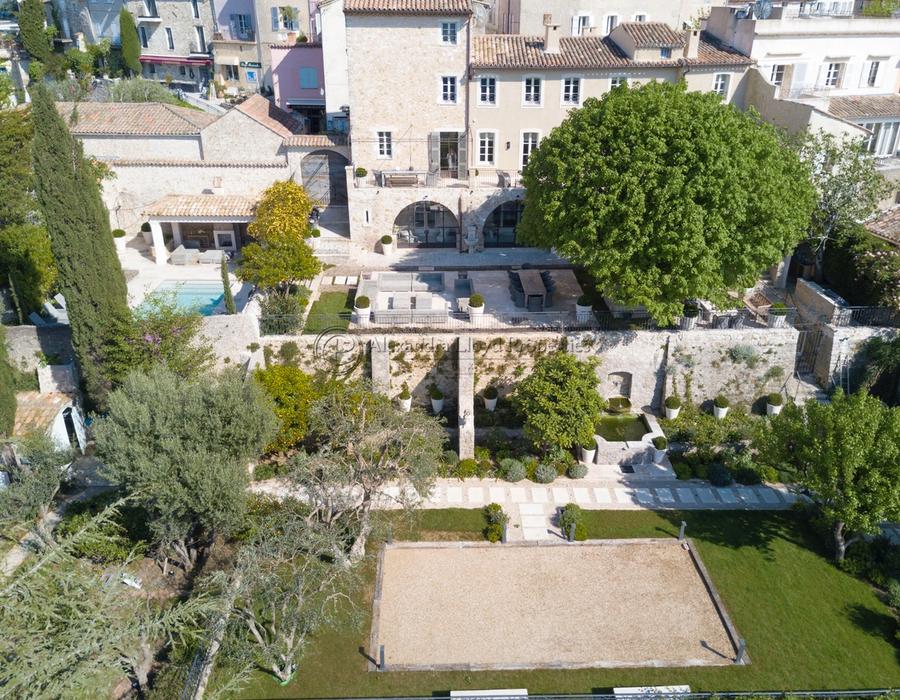 A unique & stunning luxury villa in the heart of Mougins village 1