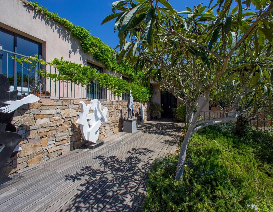 A contemporary villa located in the Domaine de la Vallée, Gigaro 2