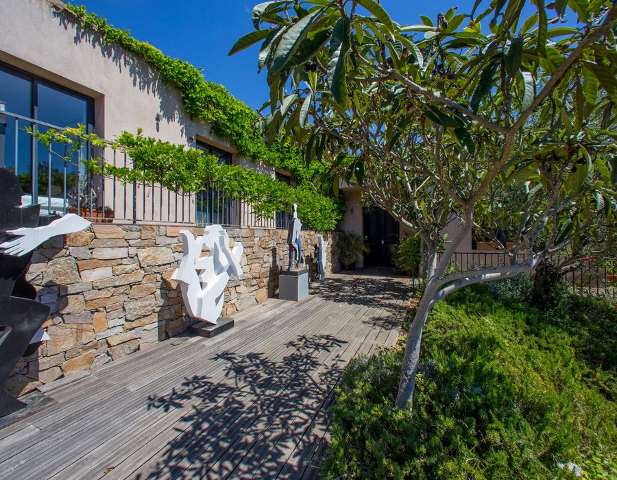 A contemporary villa located in the Domaine de la Vallée, Gigaro 2