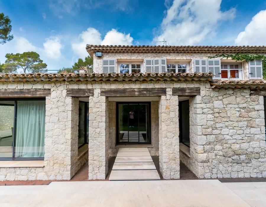 An exceptional 9 bedroom property located in a gated domaine in Valbonne 3