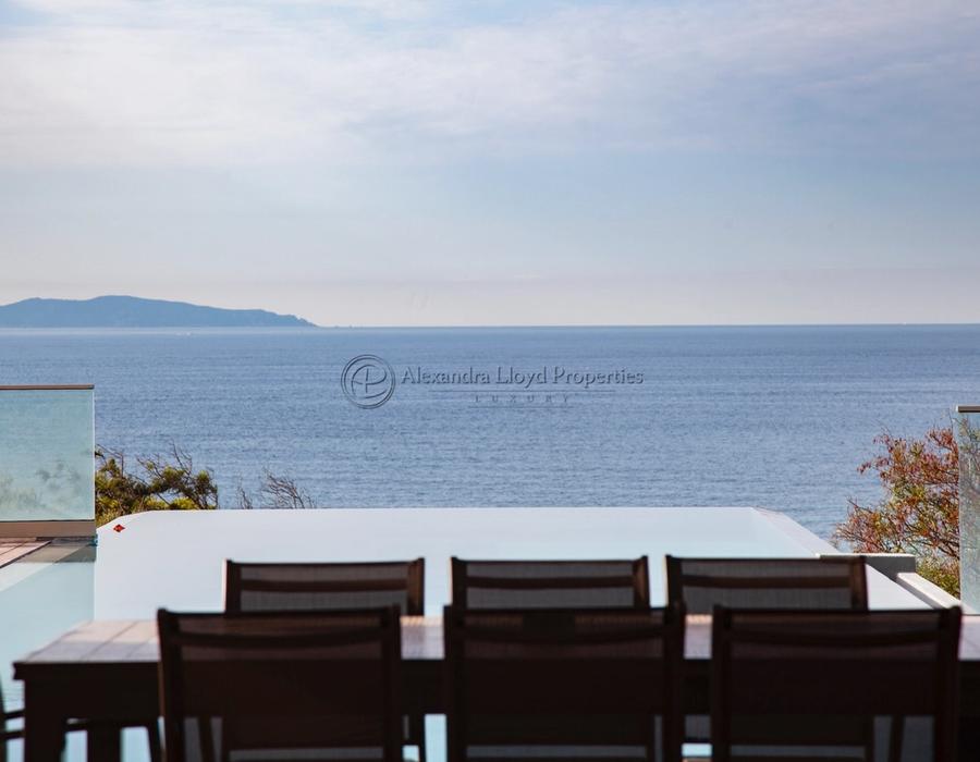 Almost ! On the water, Ajaccio - walking distance to the beach 6